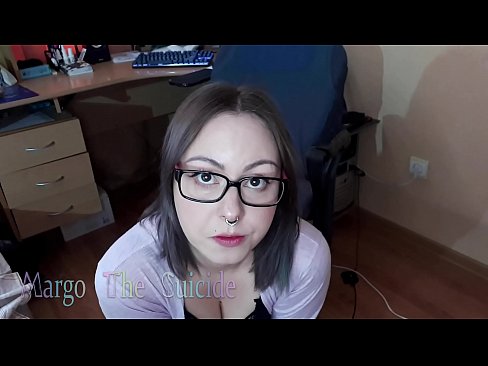 ❤️ Ragazza sexy con gli occhiali succhia il dildo profondamente sulla macchina fotografica ❤❌ Porno al it.tradeis.top ❤️